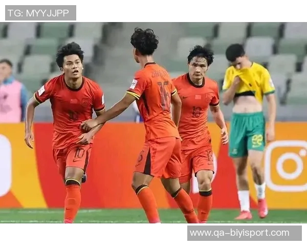 媒体人分享U22国足谢场视频见证胜利球队在雄起声中感动离场